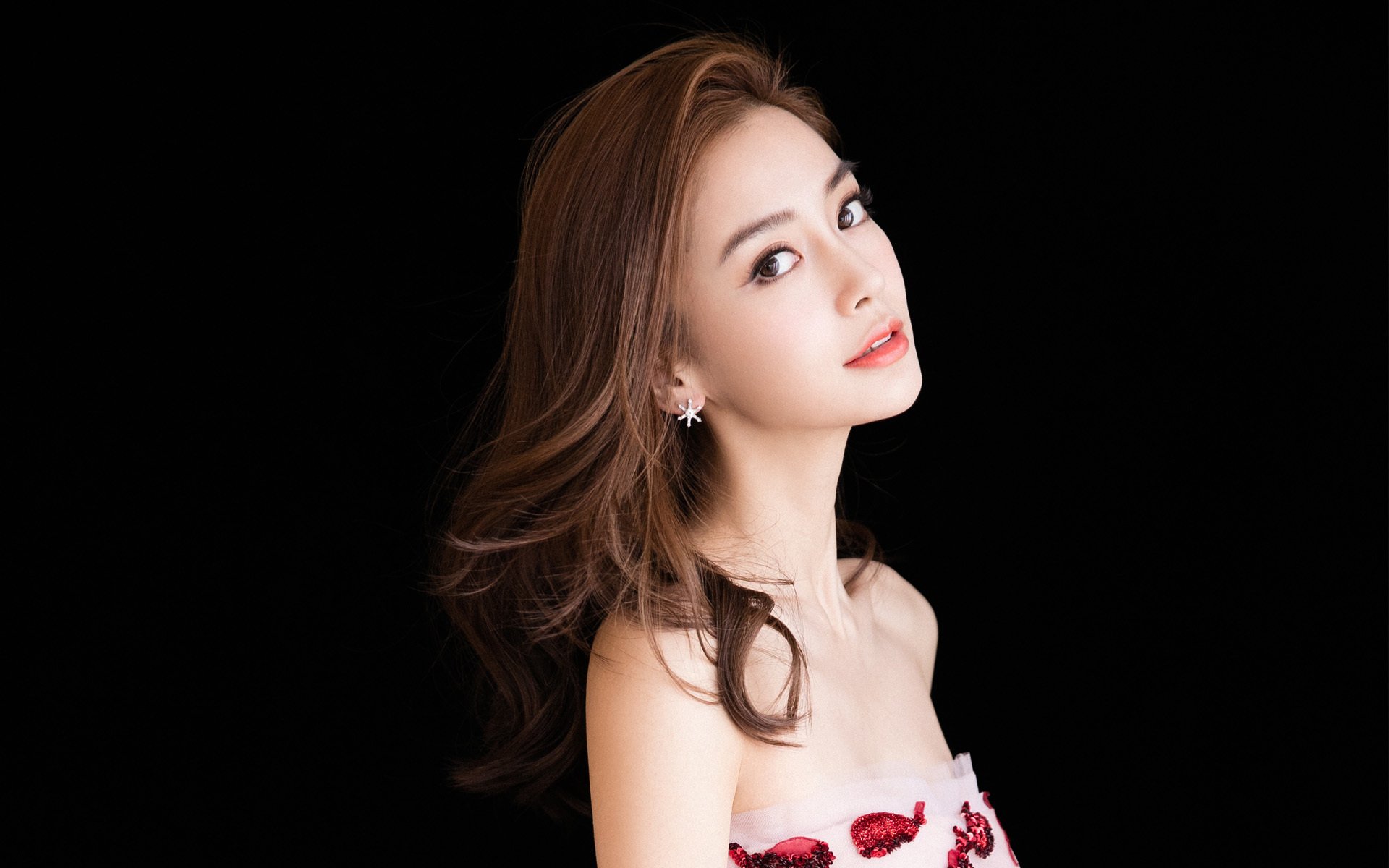 爱游戏体育APP下载-虚拟现实带来的电竞变革：沉浸式体验开启新纪元，沉浸式虚拟现实游戏